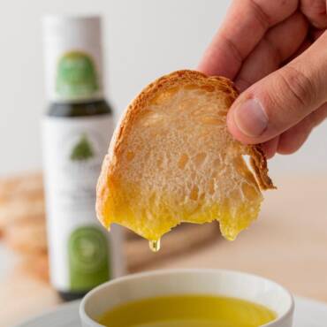 Come riconoscere un buon olio extravergine di oliva: guida pratica dal frantoio alla tavola